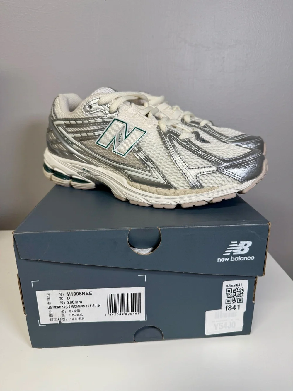 BRAND NEW NEVER WORN NEW BALANCE 1906R 'SILVER METALLIC CREAM'